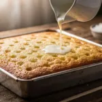 Gâteau coco : percez la mie pour l’imbiber de lait de coco et de lait concentré sucré